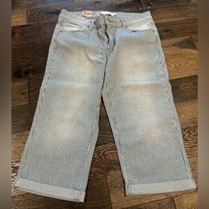 Brand new Levi cropped jeans. Super soft